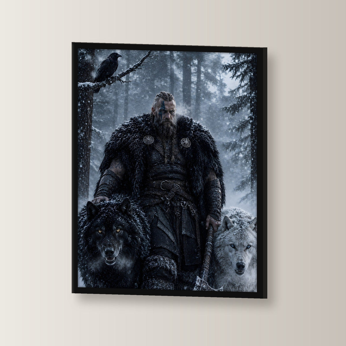 Wikinger mit zwei Wölfen im verschneiten Wald, Fantasy Wandbild gerahmt im schwarzen Holzrahmen, leicht gedreht an der Wand fotografiert