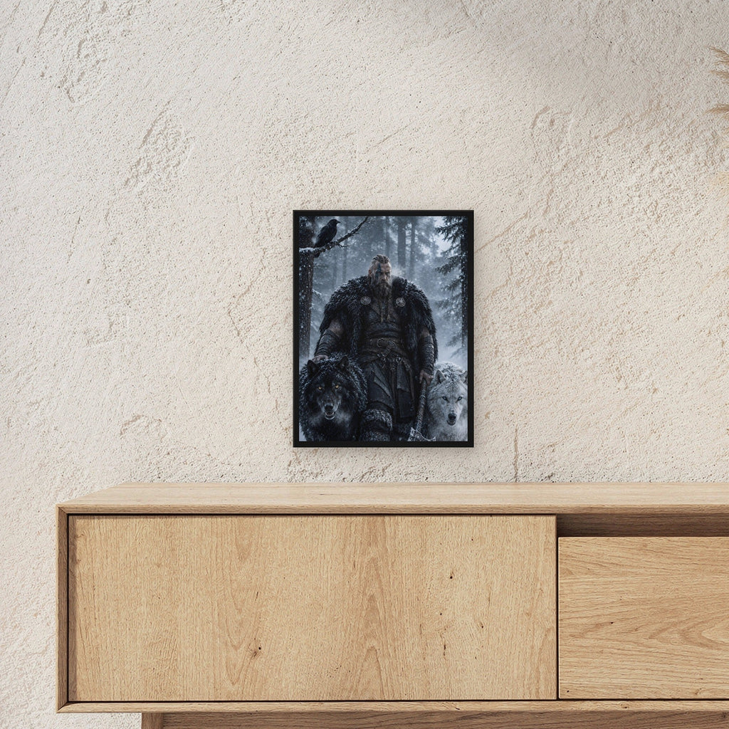 Wikinger mit zwei Wölfen im verschneiten Wald, Fantasy Wandbild gerahmt im schwarzen Holzrahmen ueber einem Sideboard, zeigt die Groesse im Raum