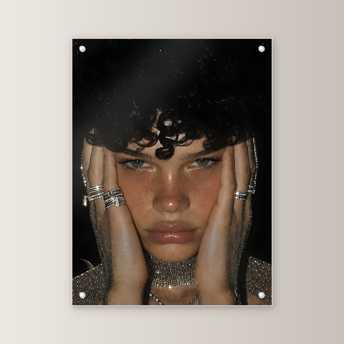 Glamour Acrylglasbild auf Acrylglas mit Edelstahl-Abstandshaltern, gerade von vorn an heller Wand