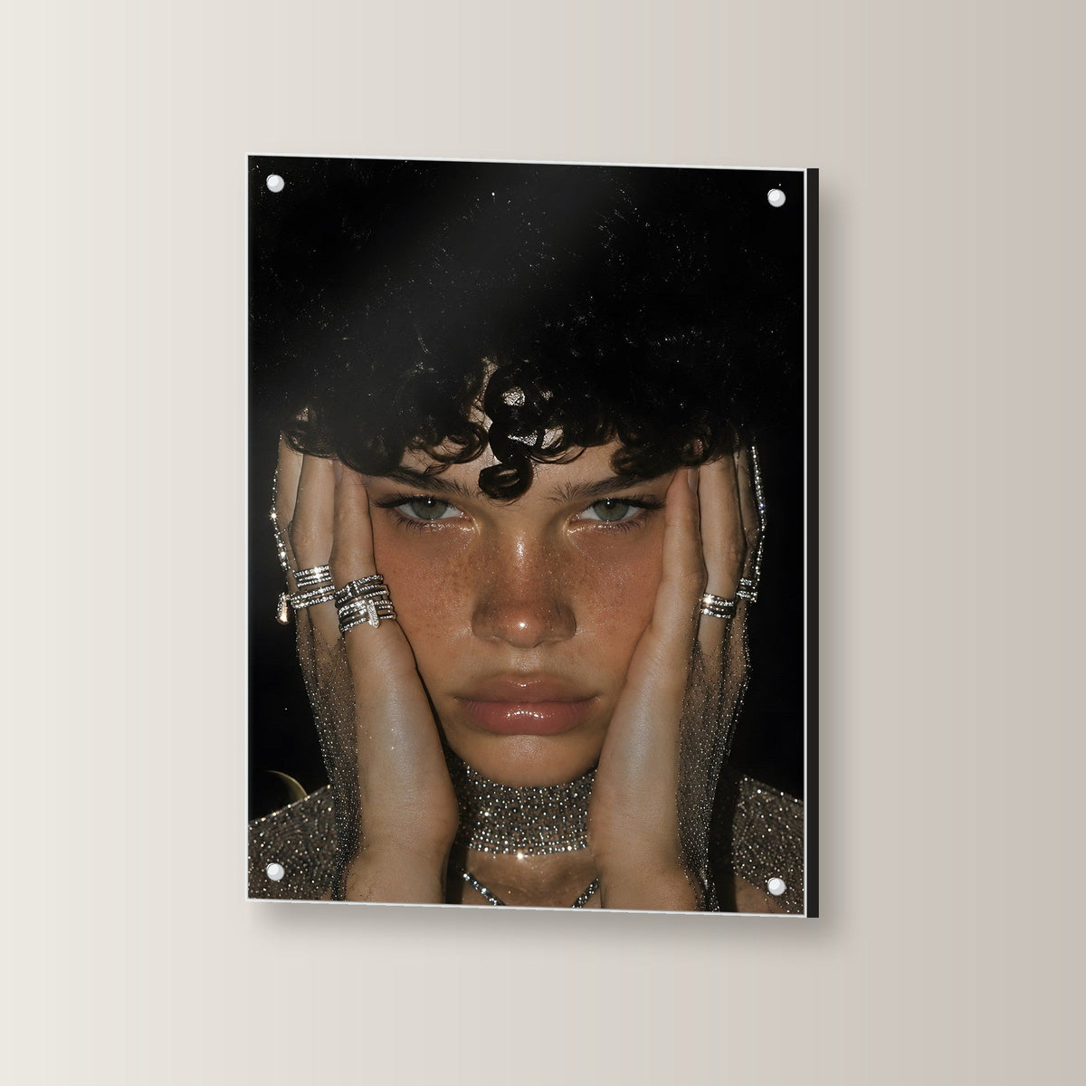 Glamour Acrylglasbild auf Acrylglas mit Edelstahl-Abstandshaltern, leicht gedreht an der Wand fotografiert
