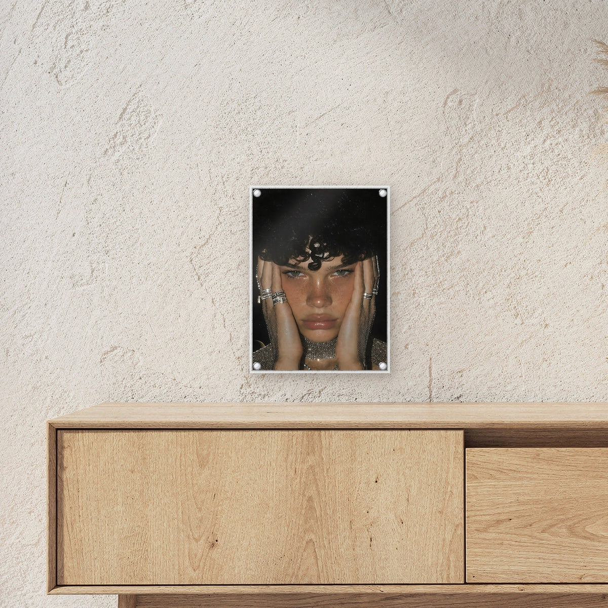 Glamour Acrylglasbild auf Acrylglas mit Edelstahl-Abstandshaltern ueber einem Sideboard, zeigt die Groesse im Raum