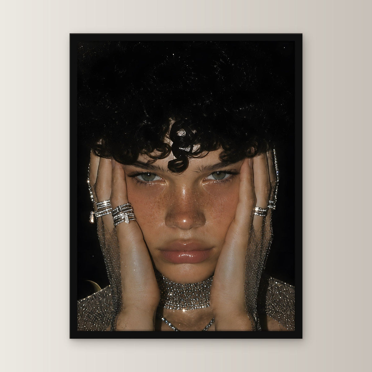 Glamour Poster gerahmt im schwarzen Holzrahmen, gerade von vorn an heller Wand
