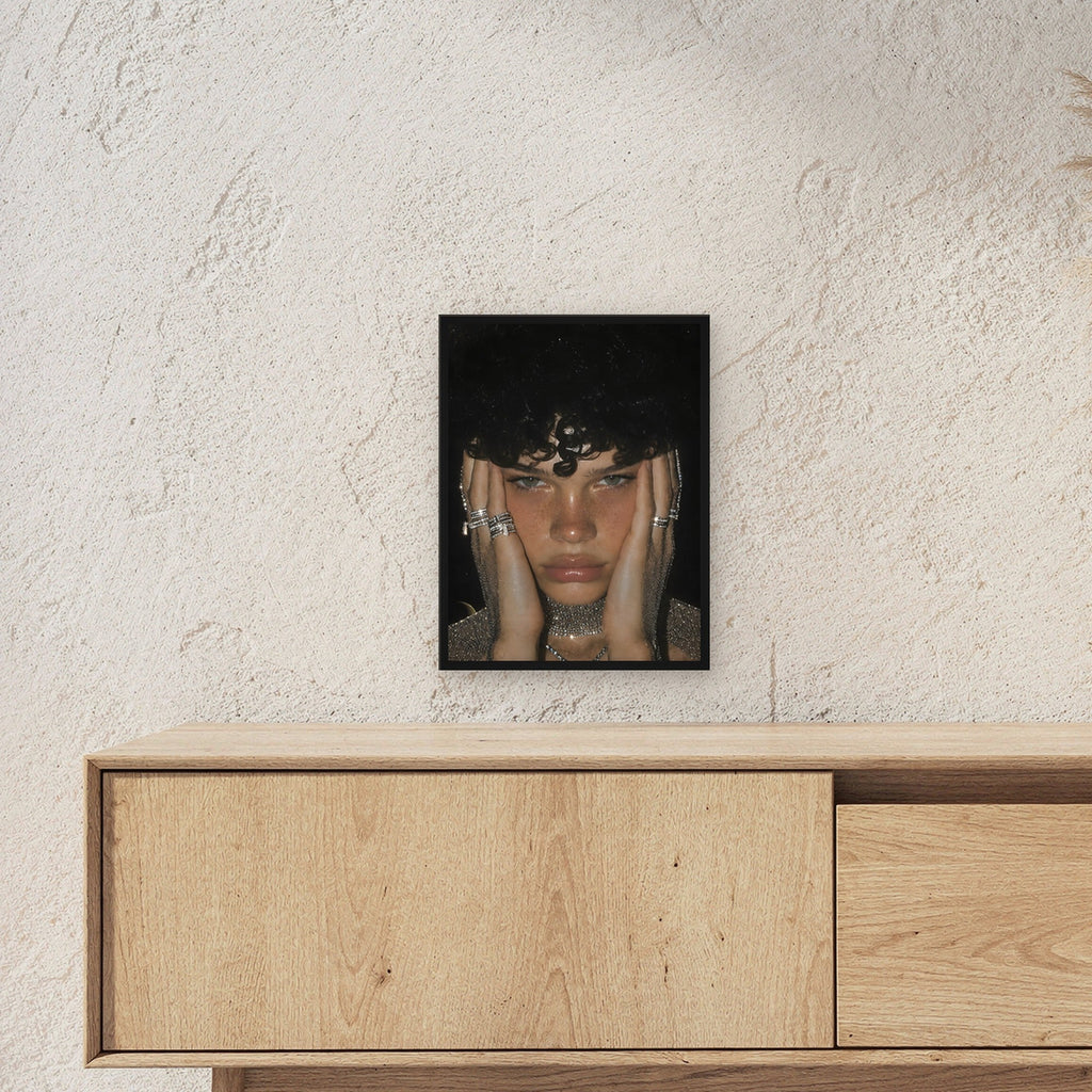 Glamour Poster gerahmt im schwarzen Holzrahmen ueber einem Sideboard, zeigt die Groesse im Raum