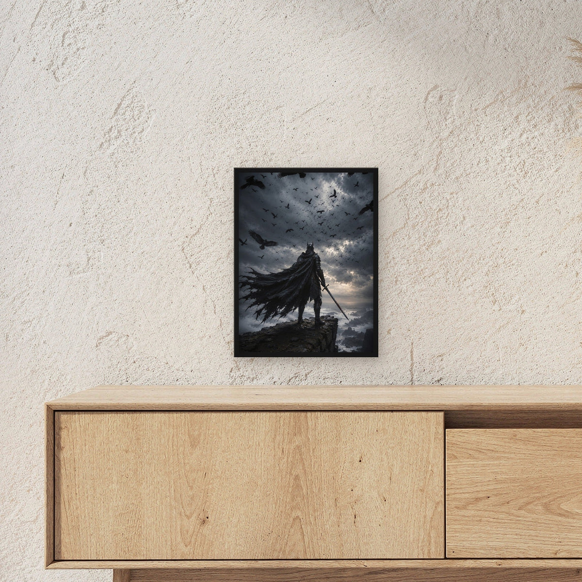 Dark-Fantasy Poster gerahmt im schwarzen Holzrahmen ueber einem Sideboard, zeigt die Groesse im Raum