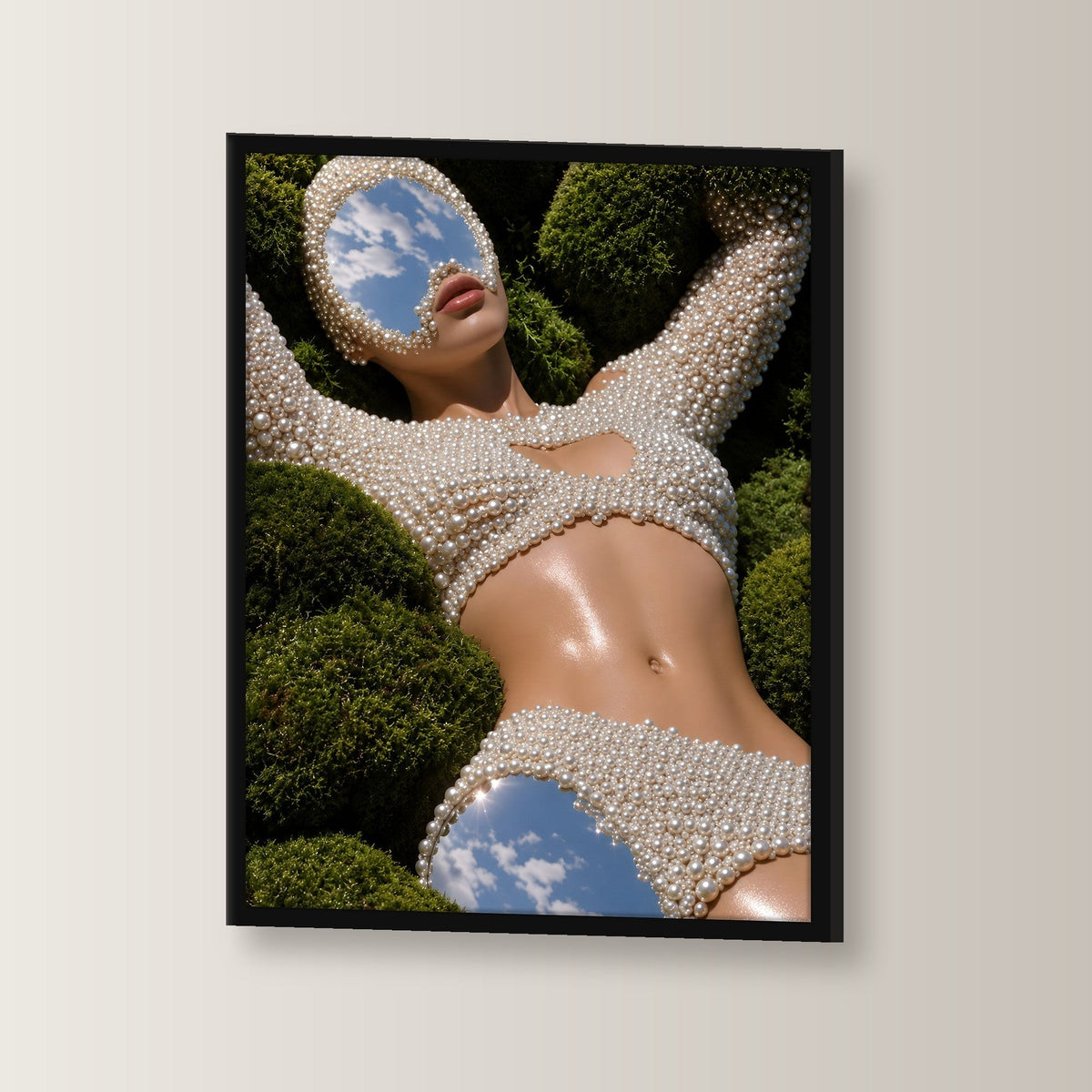 Surreal Poster gerahmt im schwarzen Holzrahmen, leicht gedreht an der Wand fotografiert