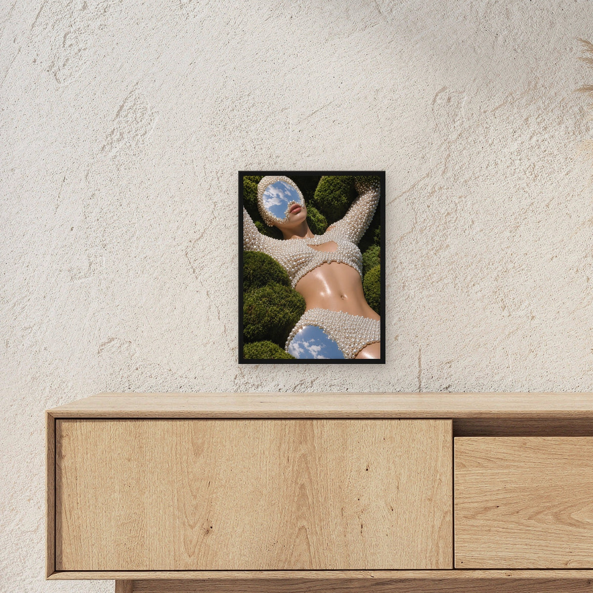 Surreal Poster gerahmt im schwarzen Holzrahmen ueber einem Sideboard, zeigt die Groesse im Raum