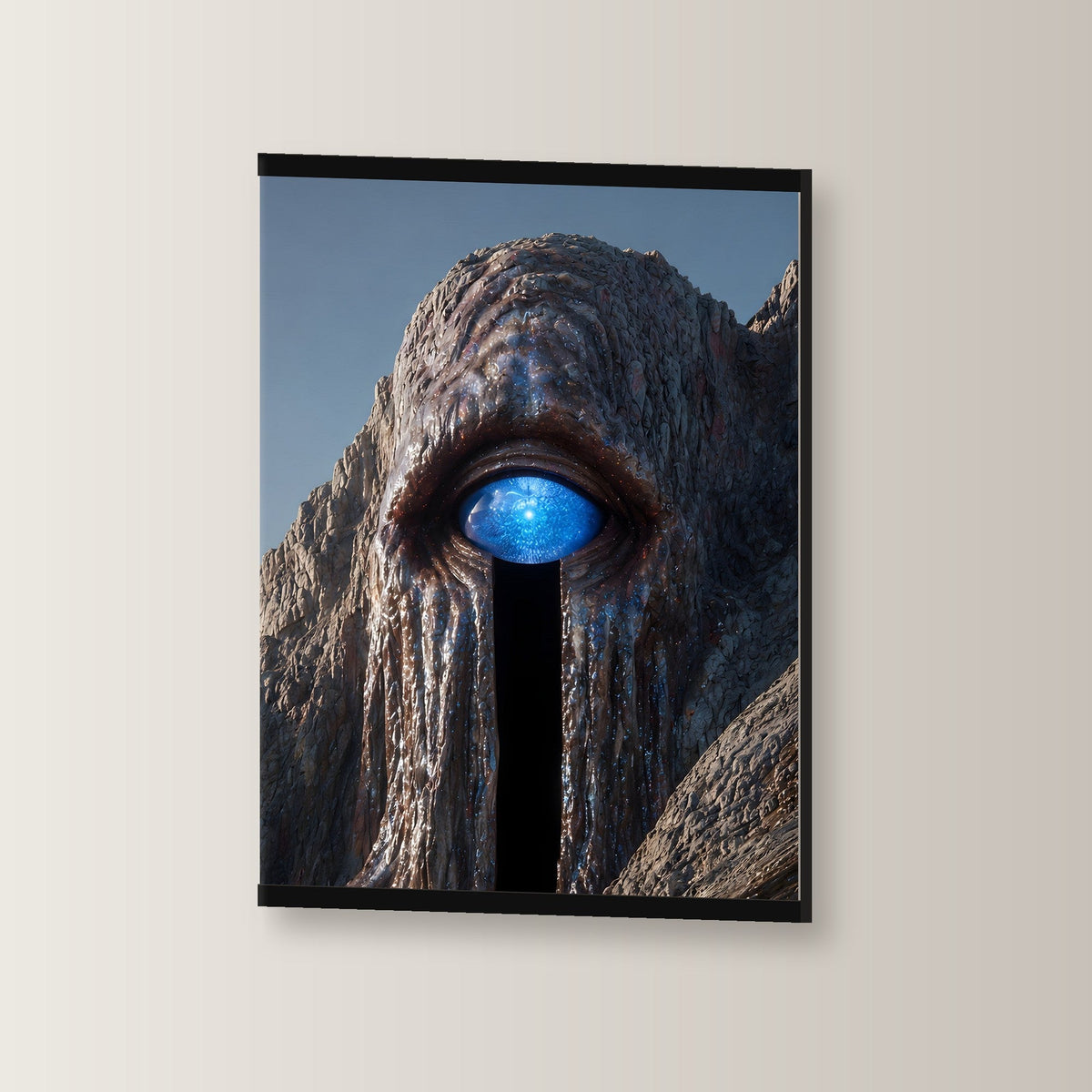 Das Auge des Berges als Poster mit schwarzer Holzleiste, leicht gedreht an der Wand fotografiert