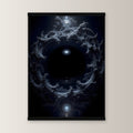 Das Auge der Leere als Poster mit schwarzer Holzleiste, gerade von vorn an heller Wand