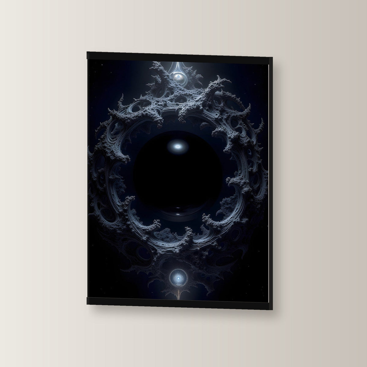 Das Auge der Leere als Poster mit schwarzer Holzleiste, leicht gedreht an der Wand fotografiert