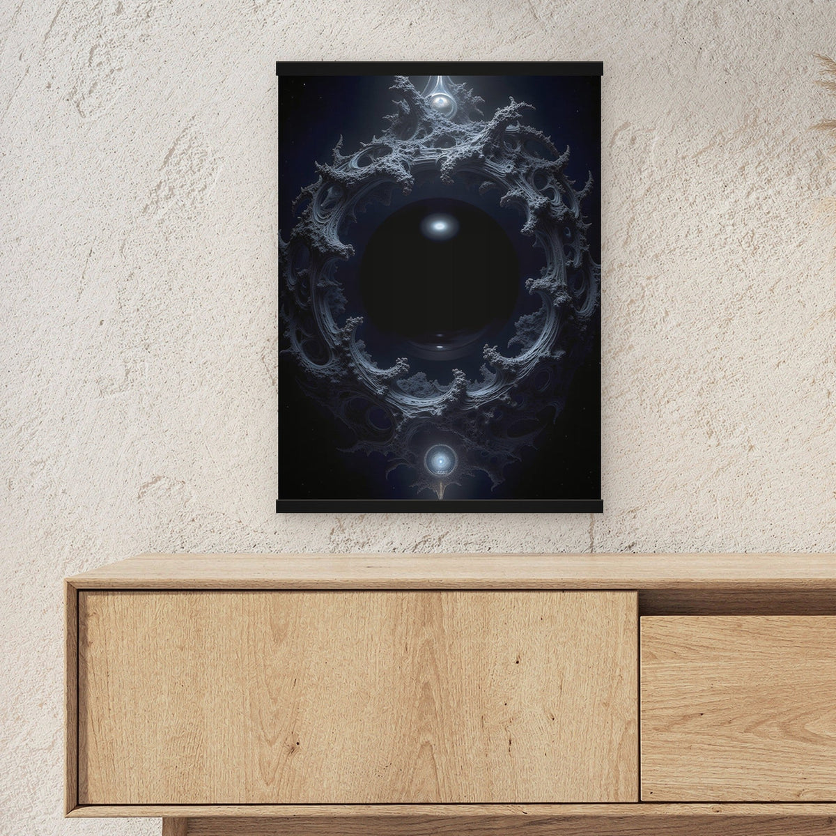 Das Auge der Leere als Poster mit schwarzer Holzleiste ueber einem Sideboard, zeigt die Groesse im Raum