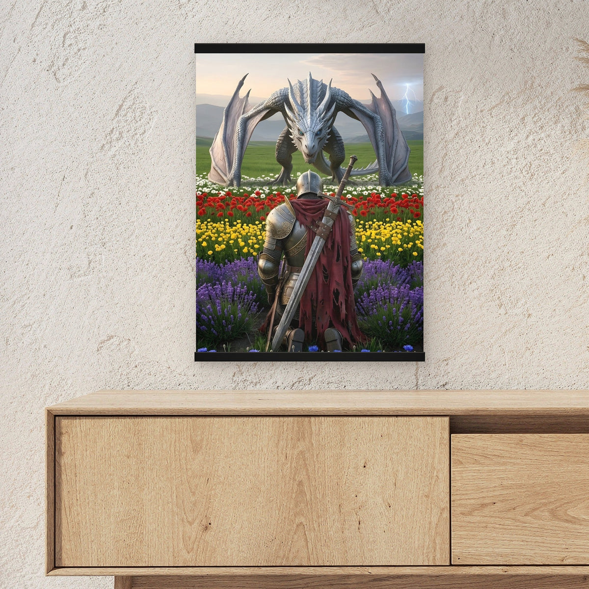 Die Audienz als Poster mit schwarzer Holzleiste ueber einem Sideboard, zeigt die Groesse im Raum