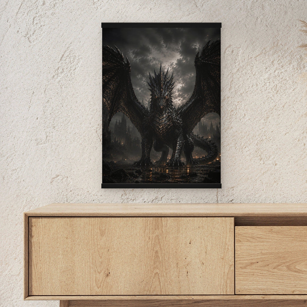 Der Aschekönig als Poster mit schwarzer Holzleiste ueber einem Sideboard, zeigt die Groesse im Raum