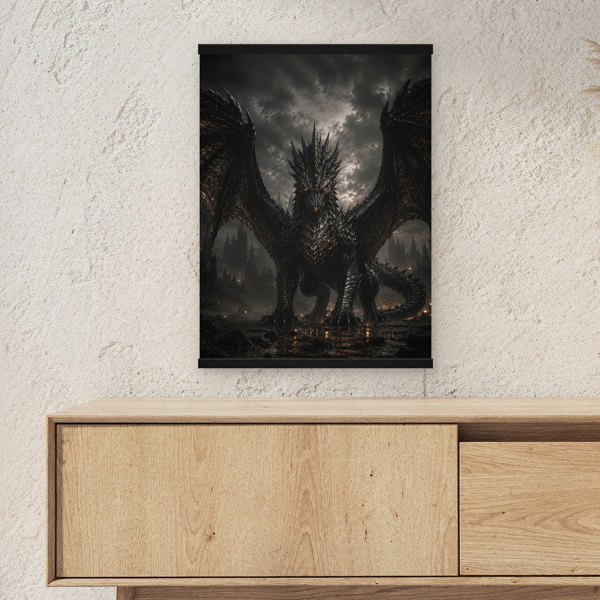 Der Aschekönig als Poster mit schwarzer Holzleiste ueber einem Sideboard, zeigt die Groesse im Raum
