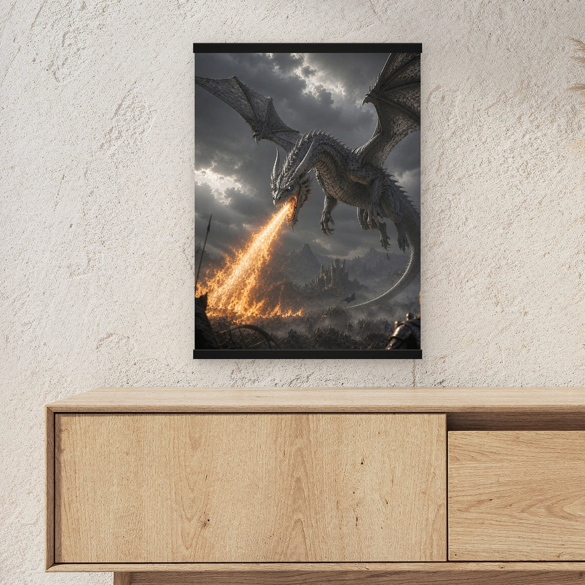 Der Aschesturm als Poster mit schwarzer Holzleiste ueber einem Sideboard, zeigt die Groesse im Raum