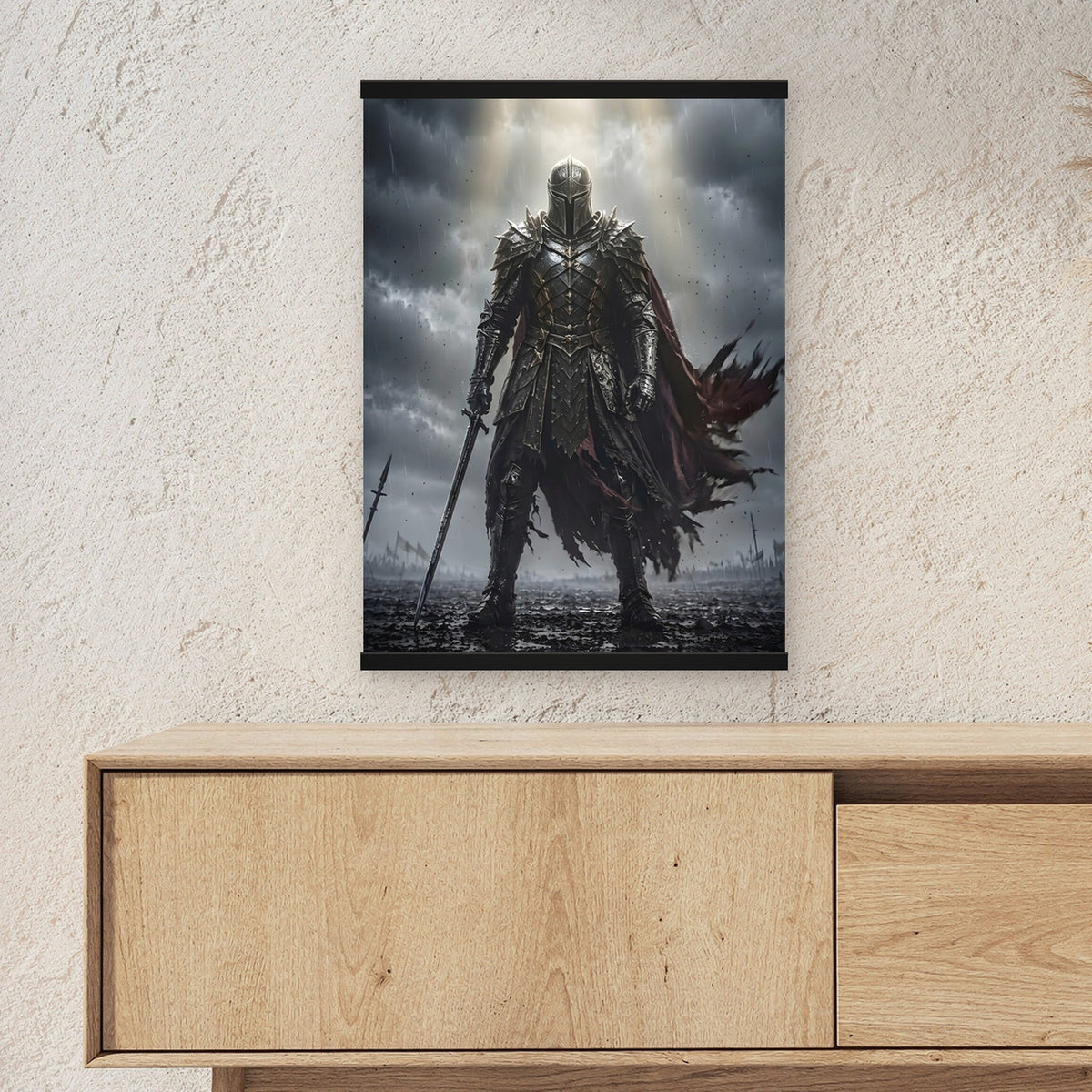 Der Auserwählte als Poster mit schwarzer Holzleiste ueber einem Sideboard, zeigt die Groesse im Raum