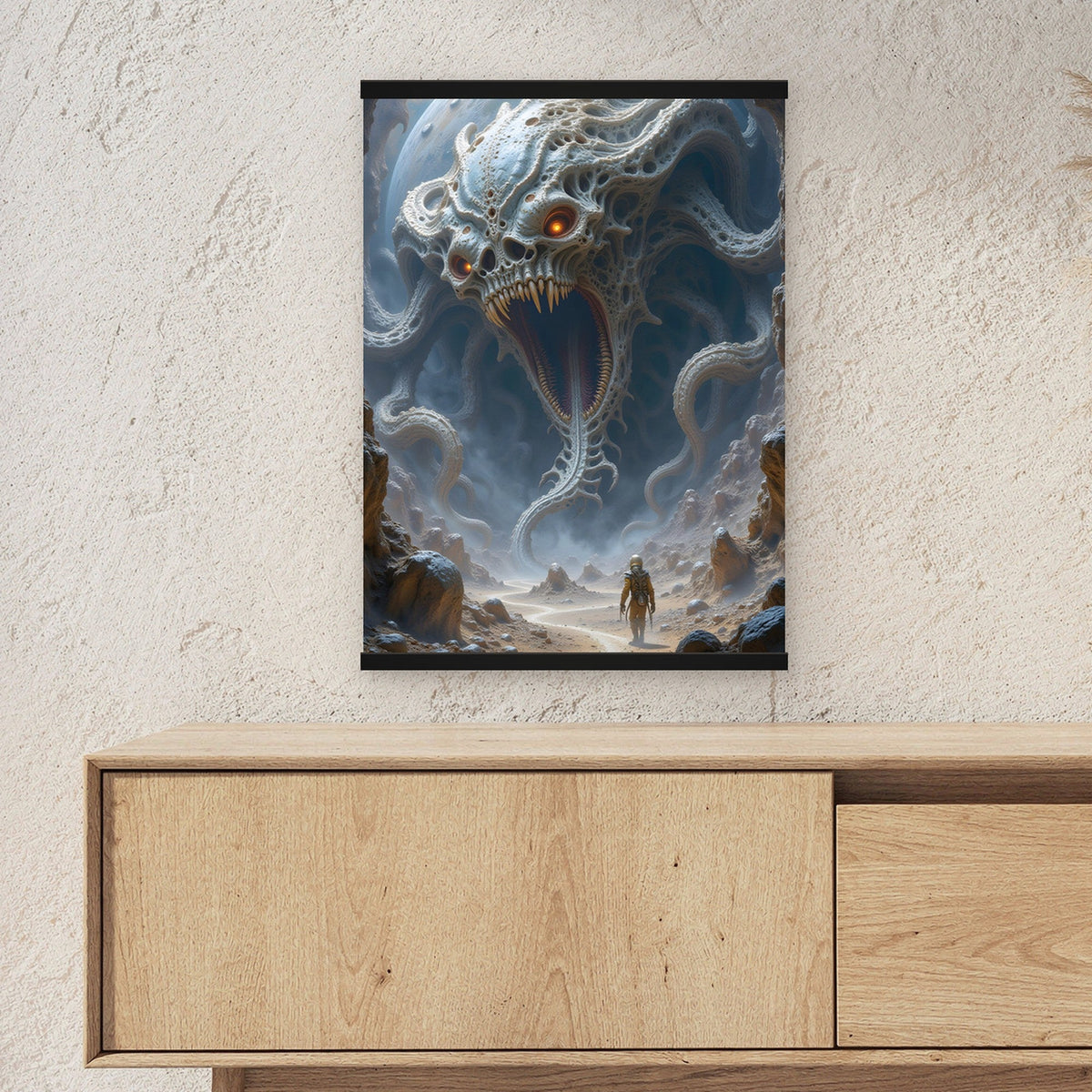 Der Behemoth als Poster mit schwarzer Holzleiste ueber einem Sideboard, zeigt die Groesse im Raum