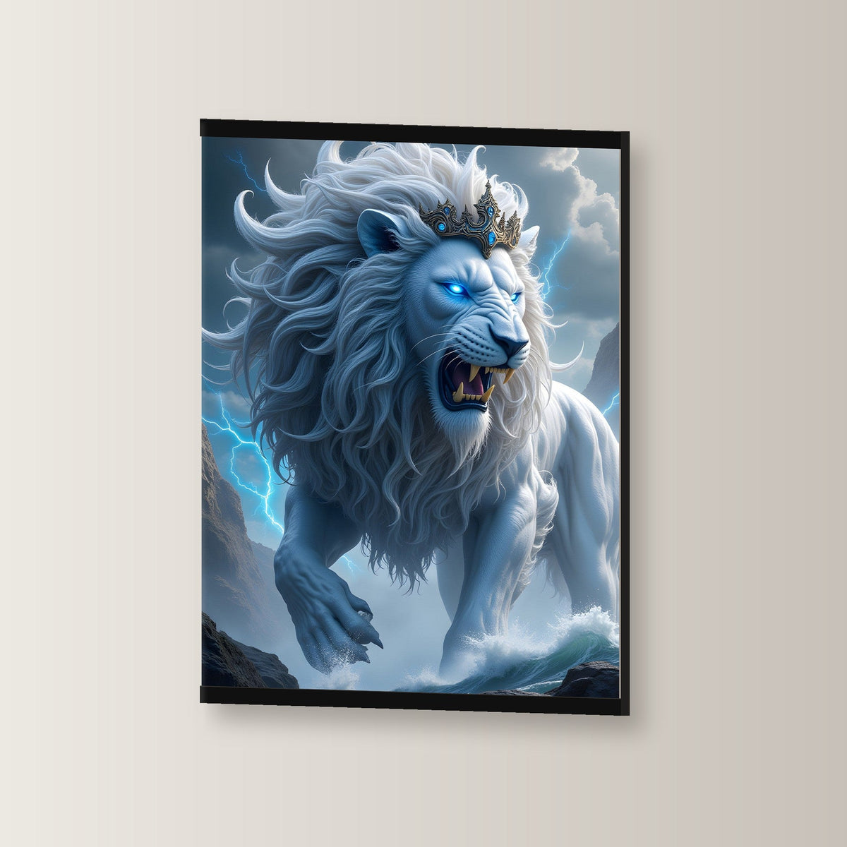 Der Blitzlöwe als Poster mit schwarzer Holzleiste, leicht gedreht an der Wand fotografiert