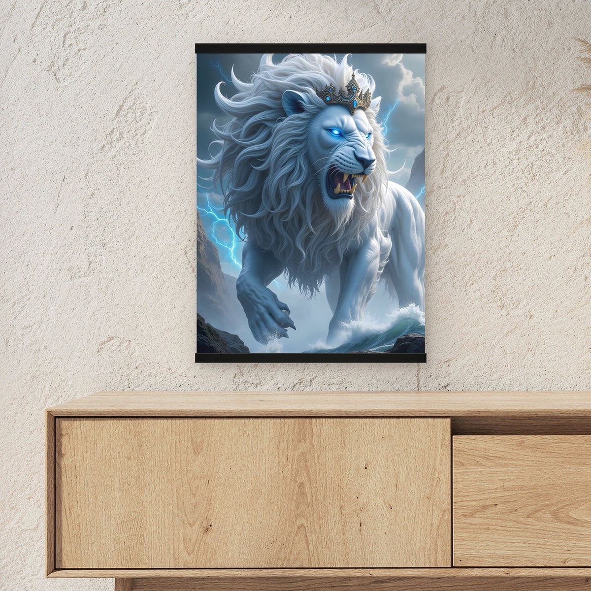 Der Blitzlöwe als Poster mit schwarzer Holzleiste ueber einem Sideboard, zeigt die Groesse im Raum