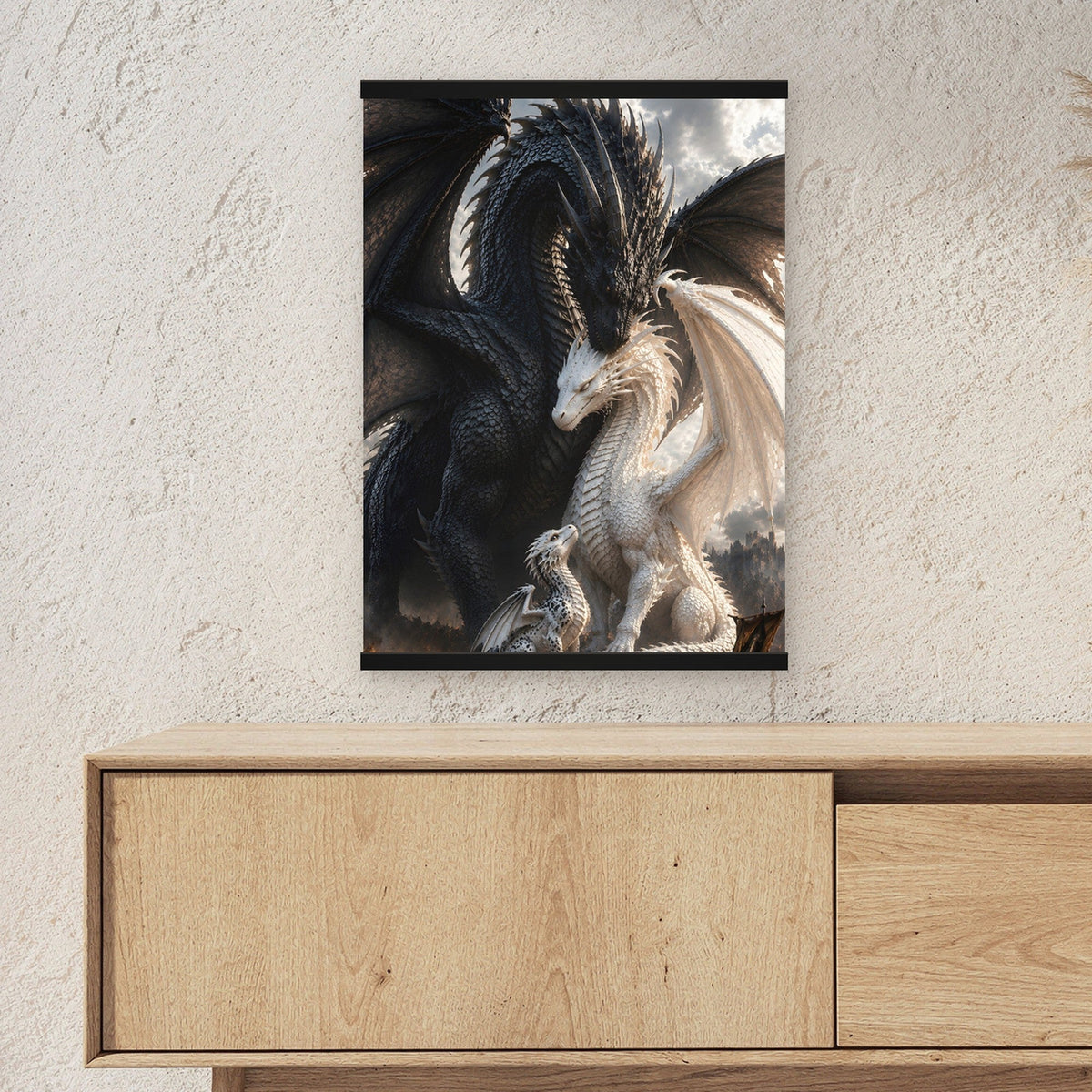Die Drachenbrut als Poster mit schwarzer Holzleiste ueber einem Sideboard, zeigt die Groesse im Raum