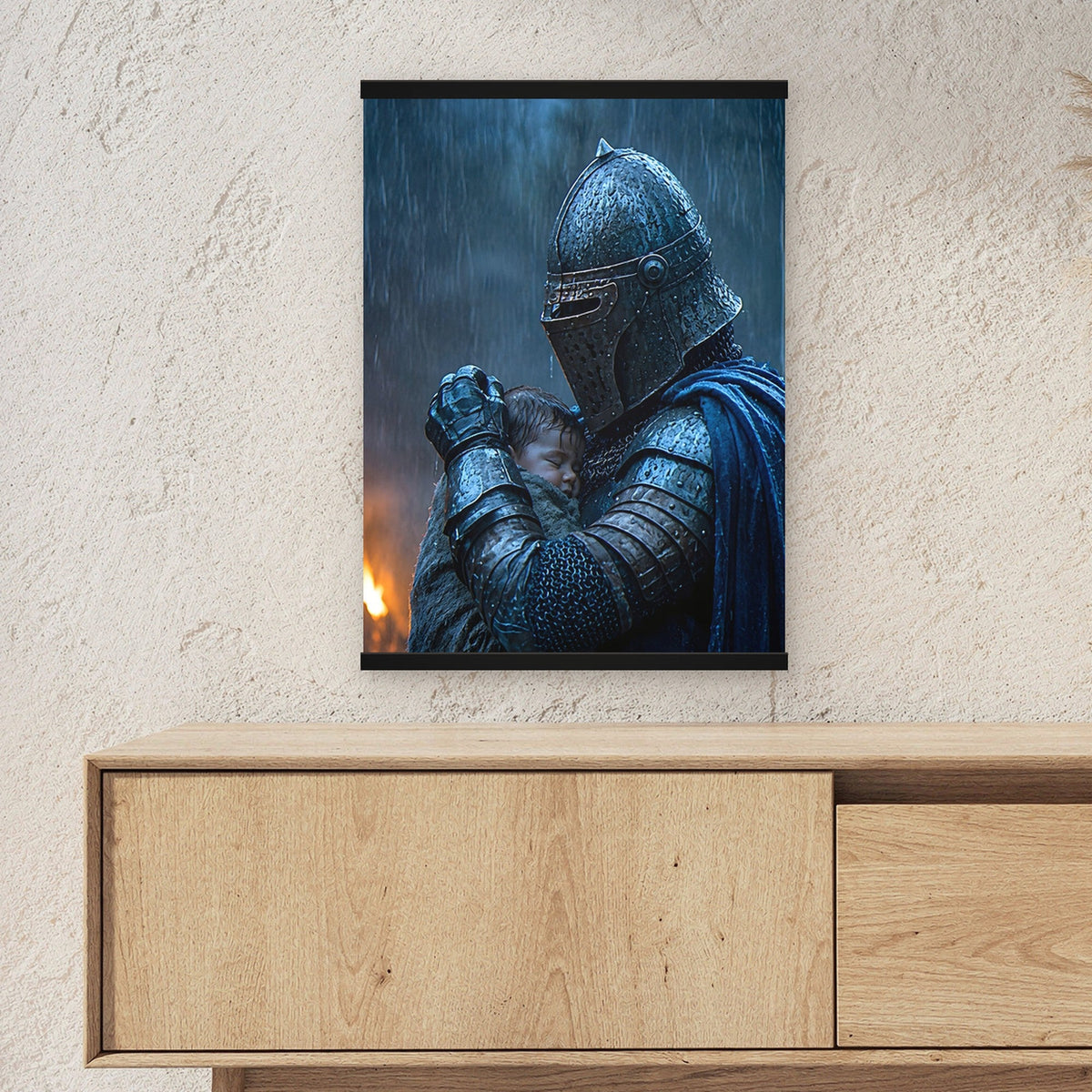 Der Beschützer als Poster mit schwarzer Holzleiste ueber einem Sideboard, zeigt die Groesse im Raum