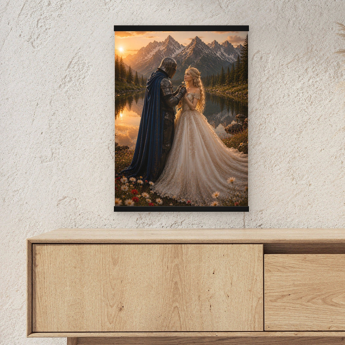 Der blaue Umhang als Poster mit schwarzer Holzleiste ueber einem Sideboard, zeigt die Groesse im Raum