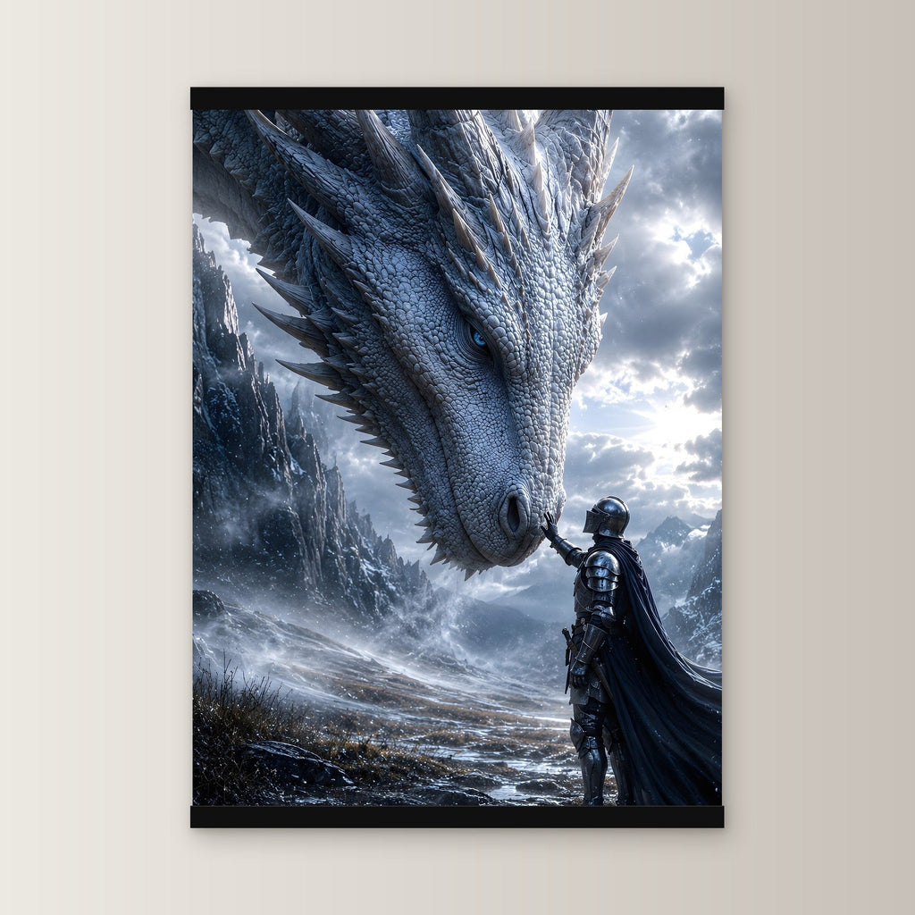 Drachenkönigin als Poster mit schwarzer Holzleiste, gerade von vorn an heller Wand