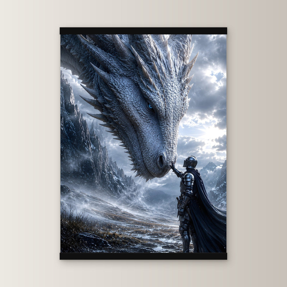 Drachenkönigin als Poster mit schwarzer Holzleiste, gerade von vorn an heller Wand