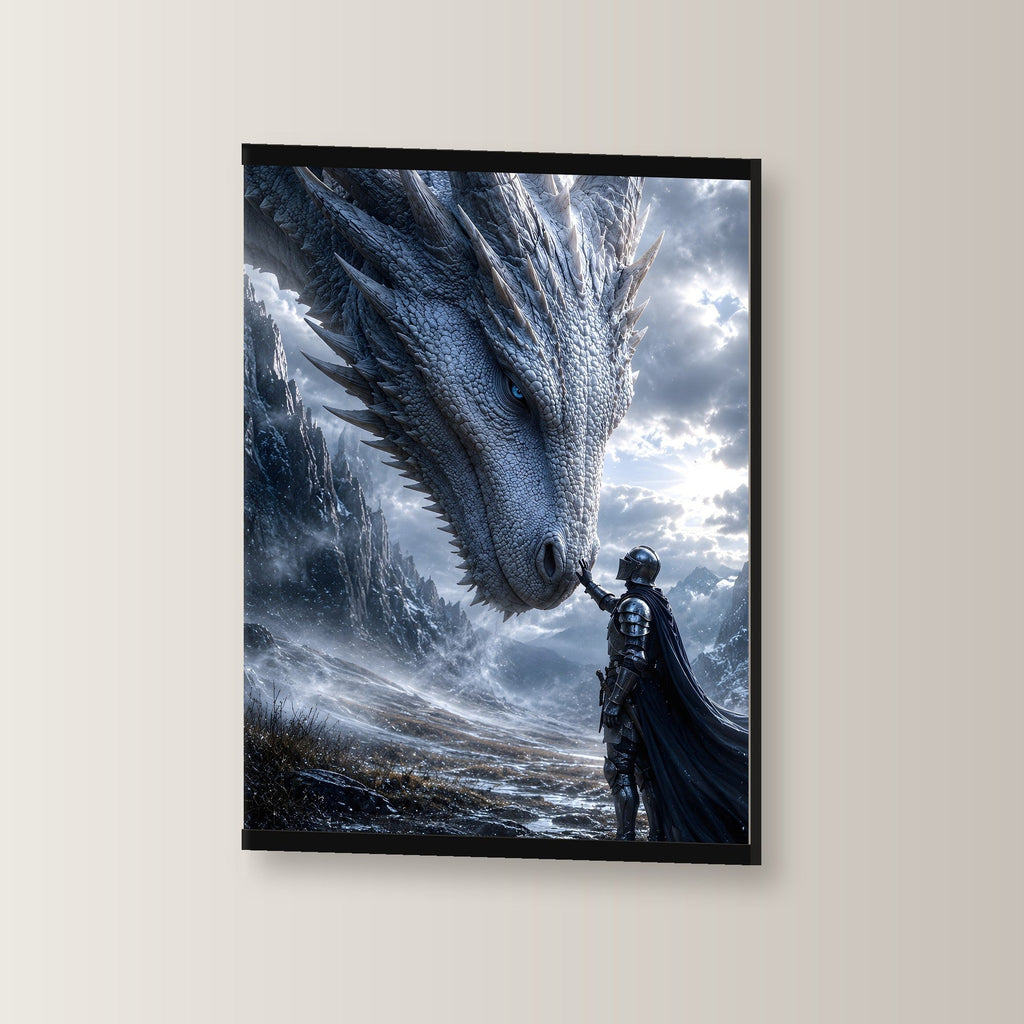 Drachenkönigin als Poster mit schwarzer Holzleiste, leicht gedreht an der Wand fotografiert