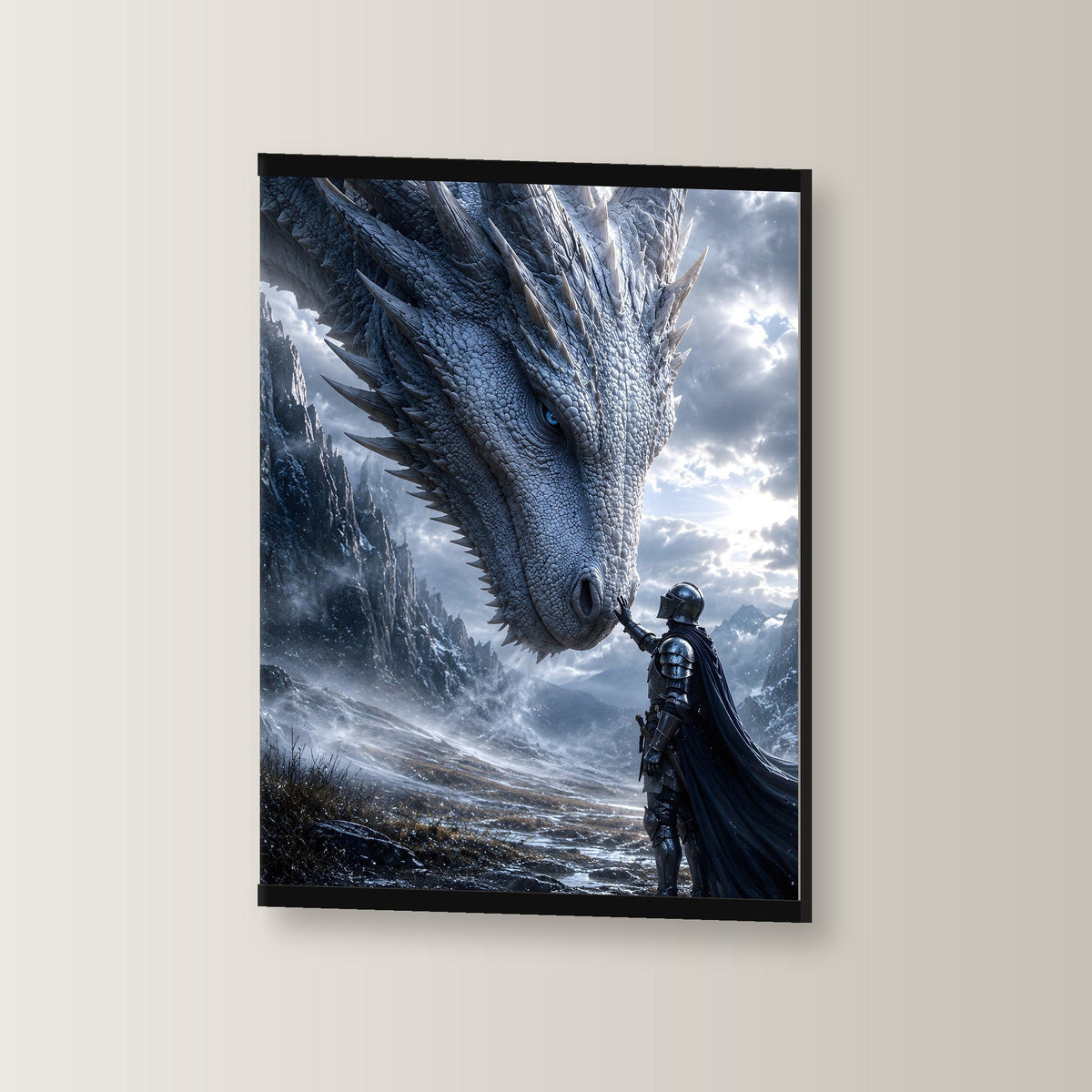 Drachenkönigin als Poster mit schwarzer Holzleiste, leicht gedreht an der Wand fotografiert