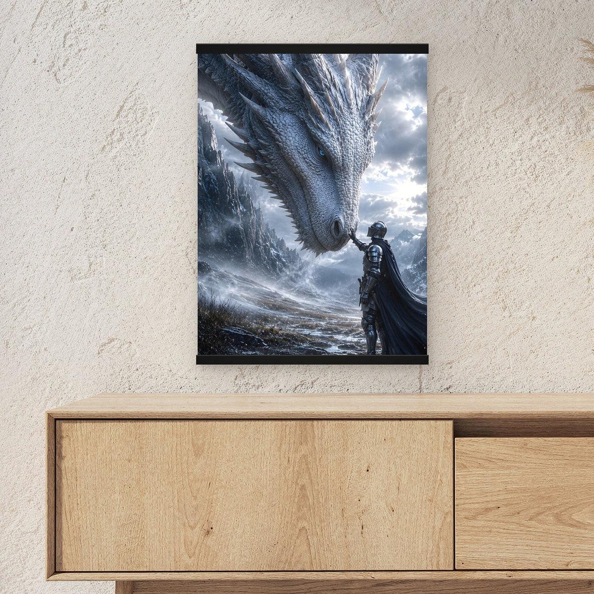 Drachenkönigin als Poster mit schwarzer Holzleiste ueber einem Sideboard, zeigt die Groesse im Raum