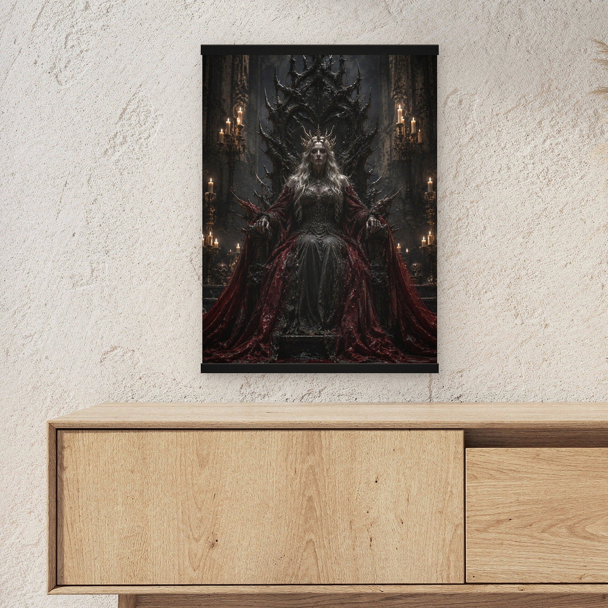 Die Dunkelkönigin als Poster mit schwarzer Holzleiste ueber einem Sideboard, zeigt die Groesse im Raum