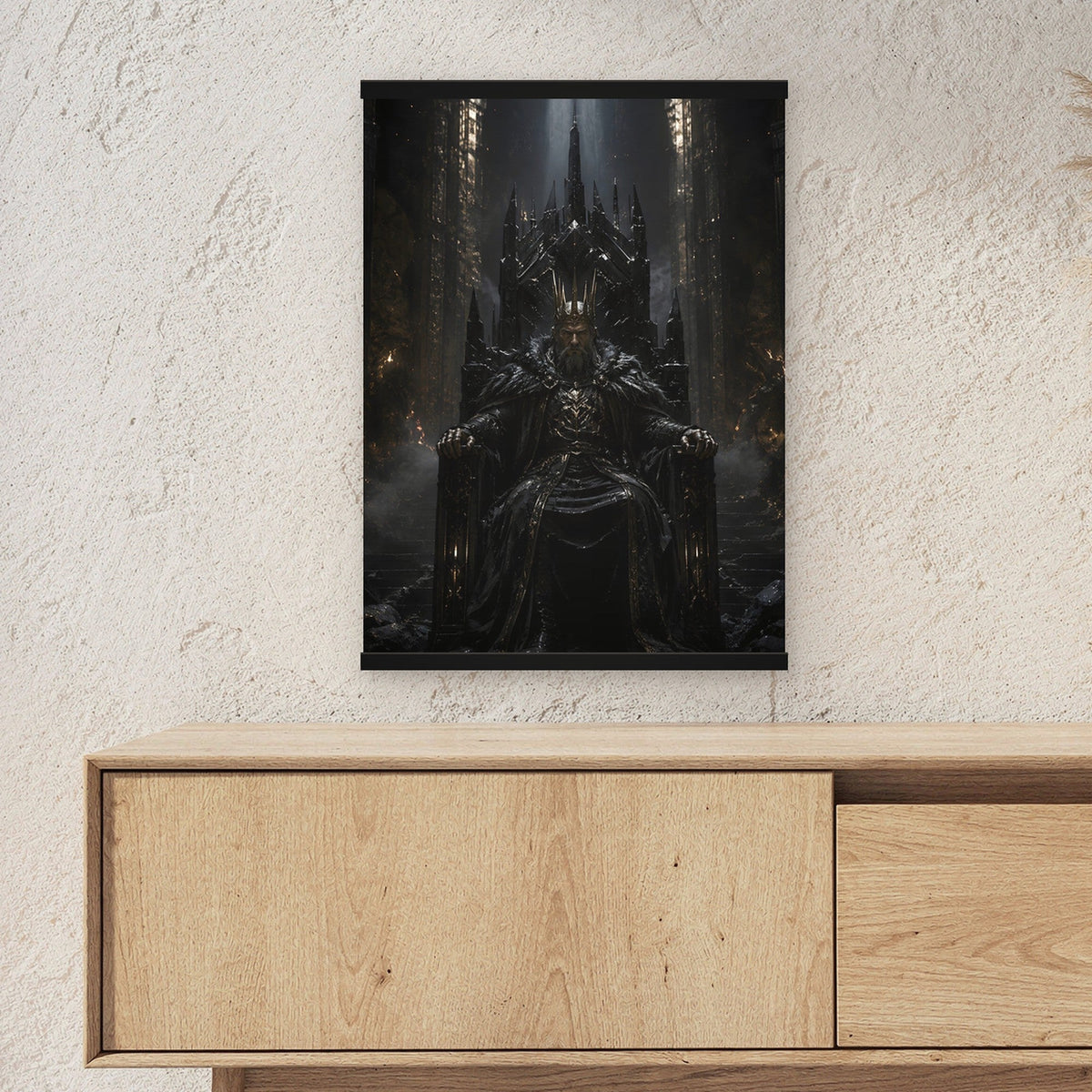 Der Dunkle Thron als Poster mit schwarzer Holzleiste ueber einem Sideboard, zeigt die Groesse im Raum