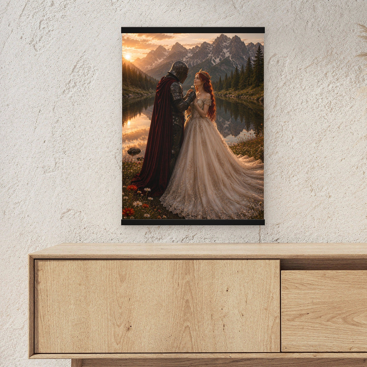 Das Versprechen als Poster mit schwarzer Holzleiste ueber einem Sideboard, zeigt die Groesse im Raum