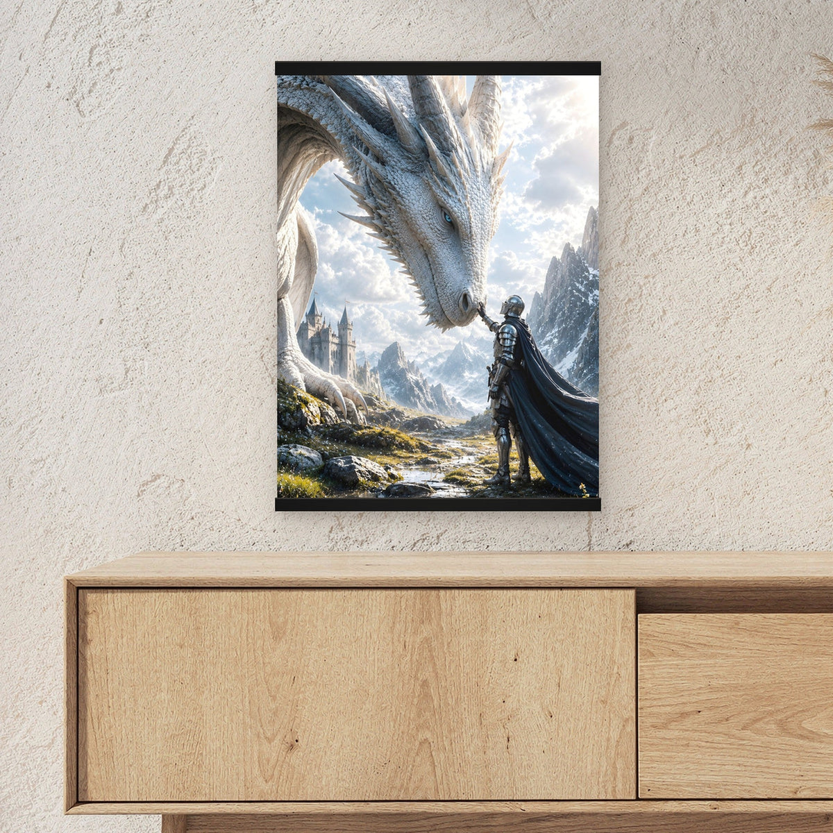 Das Vertrauen als Poster mit schwarzer Holzleiste ueber einem Sideboard, zeigt die Groesse im Raum