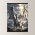 Der Elfenbeindrache als Poster mit schwarzer Holzleiste, gerade von vorn an heller Wand
