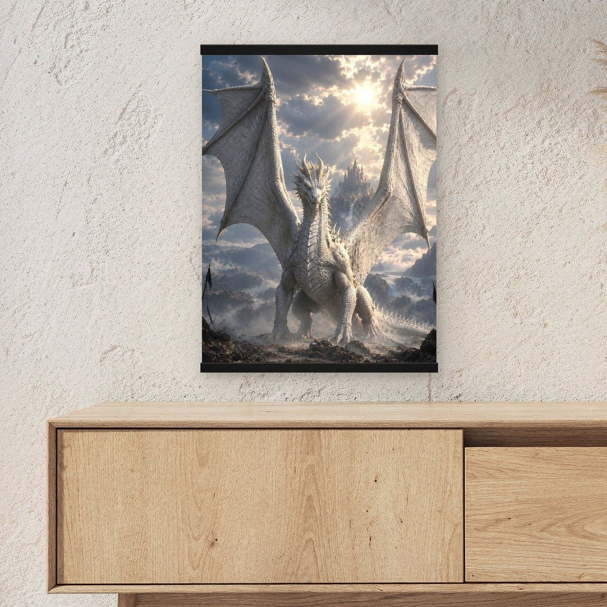 Der Elfenbeindrache als Poster mit schwarzer Holzleiste ueber einem Sideboard, zeigt die Groesse im Raum