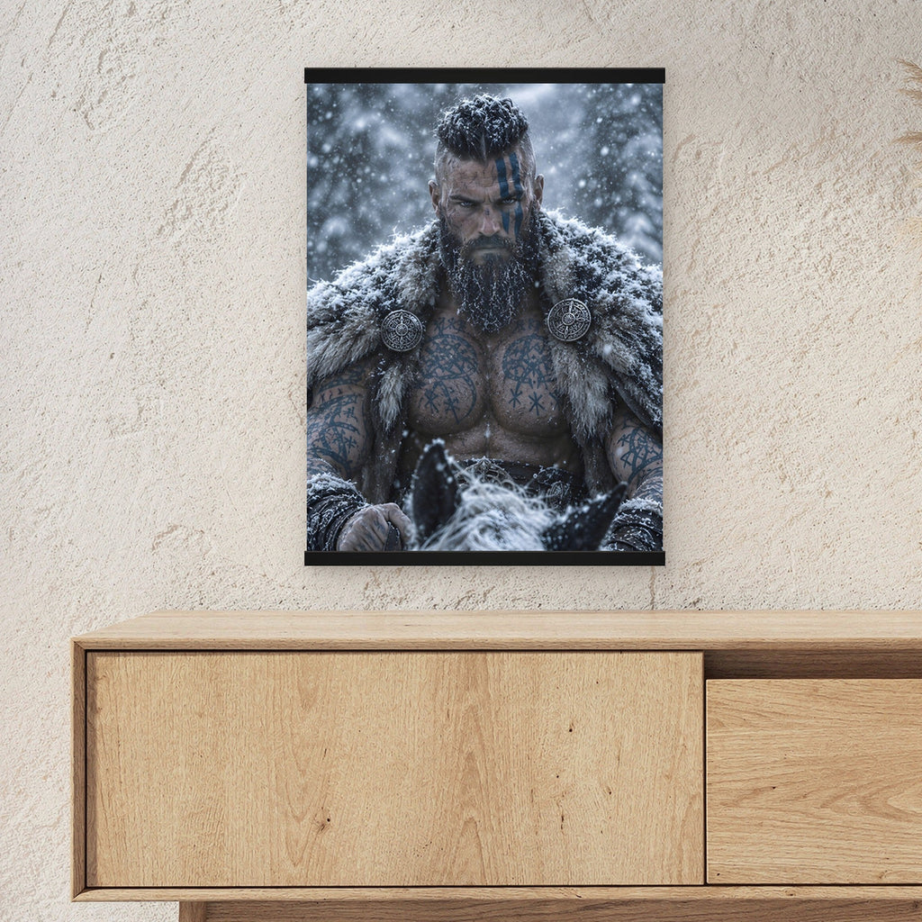 Der Eiskrieger als Poster mit schwarzer Holzleiste ueber einem Sideboard, zeigt die Groesse im Raum