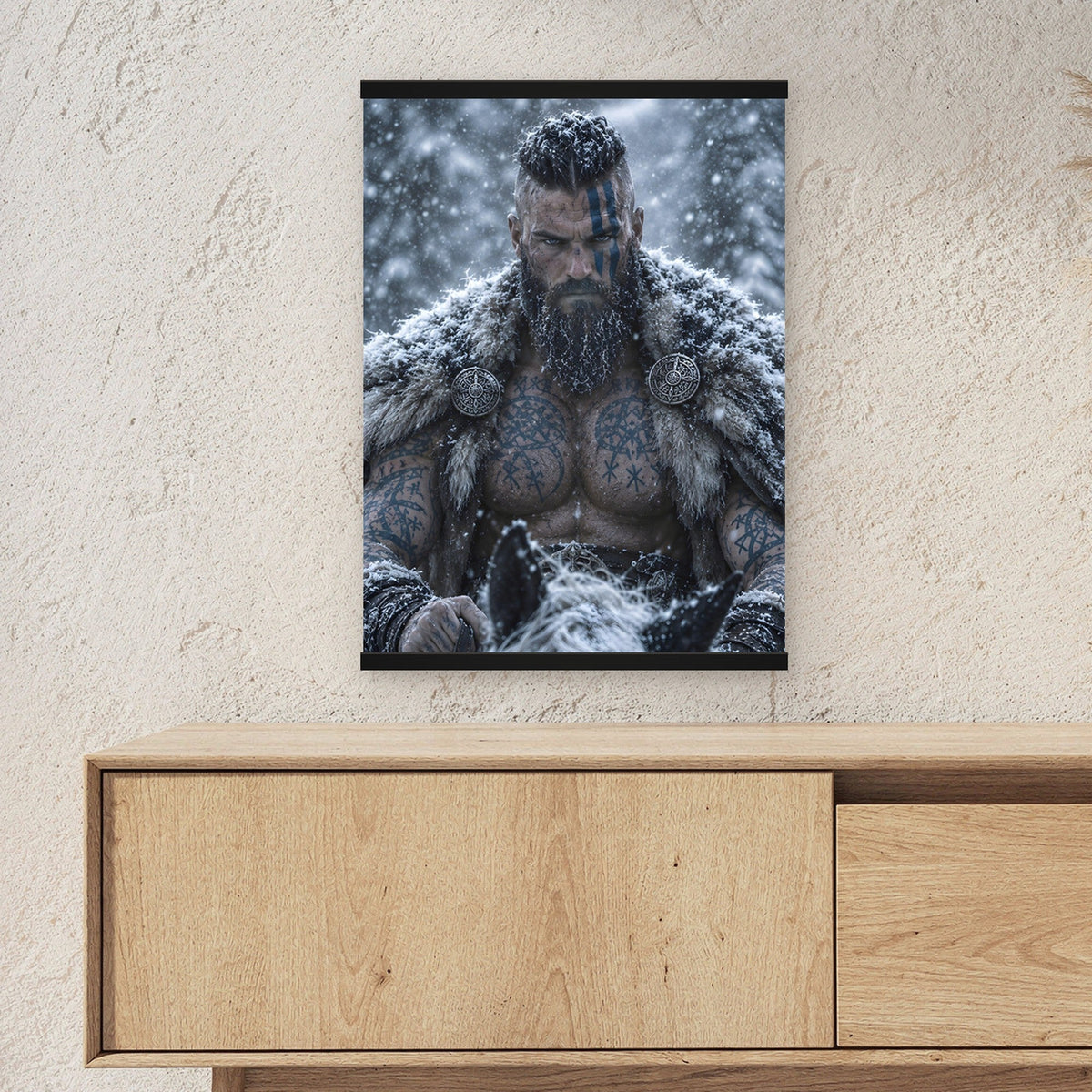 Der Eiskrieger als Poster mit schwarzer Holzleiste ueber einem Sideboard, zeigt die Groesse im Raum