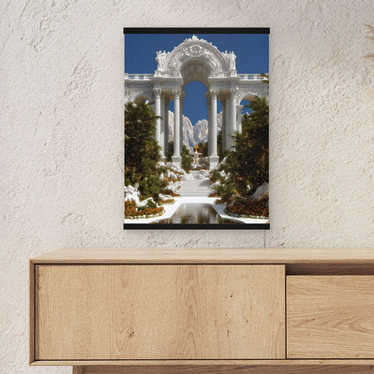 Lichtpalast als Poster mit schwarzer Holzleiste ueber einem Sideboard, zeigt die Groesse im Raum
