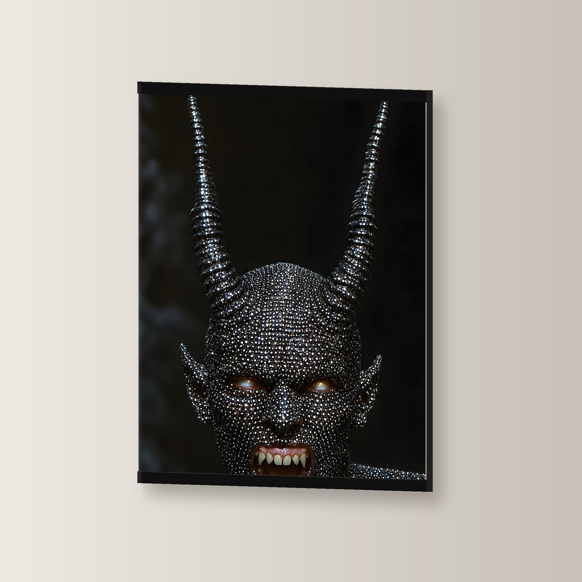 Höllenfürst als Poster mit schwarzer Holzleiste, leicht gedreht an der Wand fotografiert