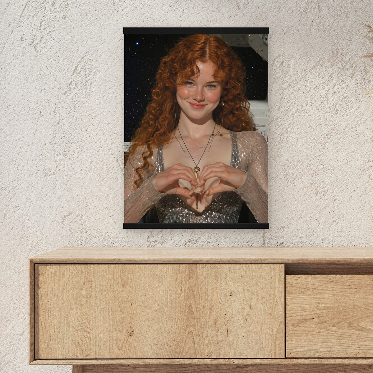Herzschlag als Poster mit schwarzer Holzleiste ueber einem Sideboard, zeigt die Groesse im Raum