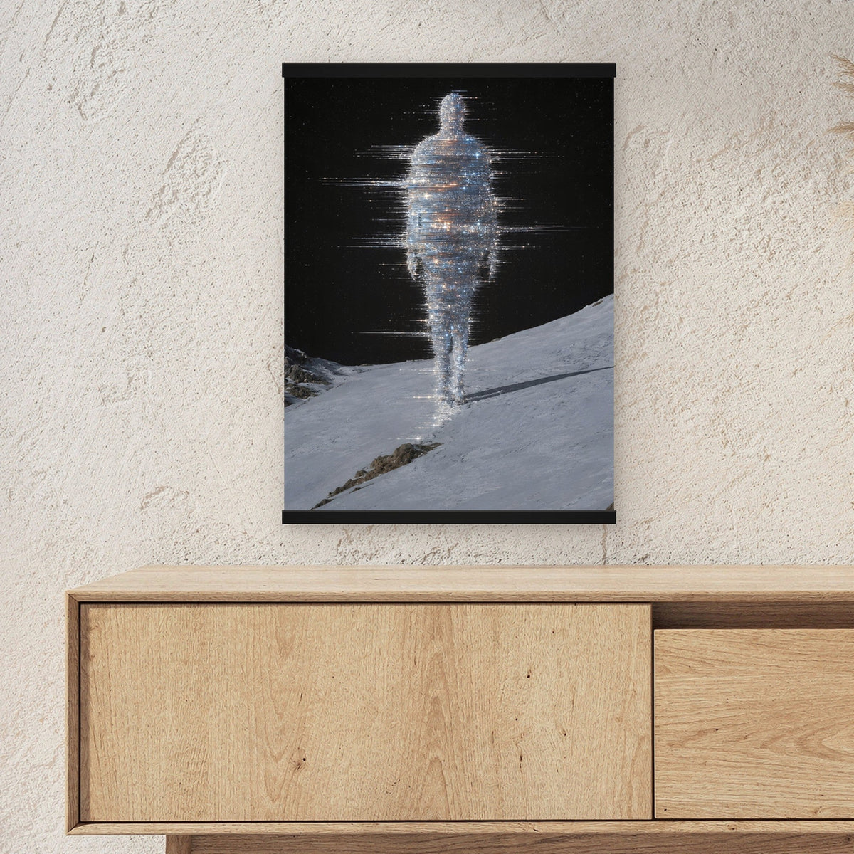 Frostgeist als Poster mit schwarzer Holzleiste ueber einem Sideboard, zeigt die Groesse im Raum