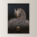 Der Silberdrache als Poster mit schwarzer Holzleiste, gerade von vorn an heller Wand