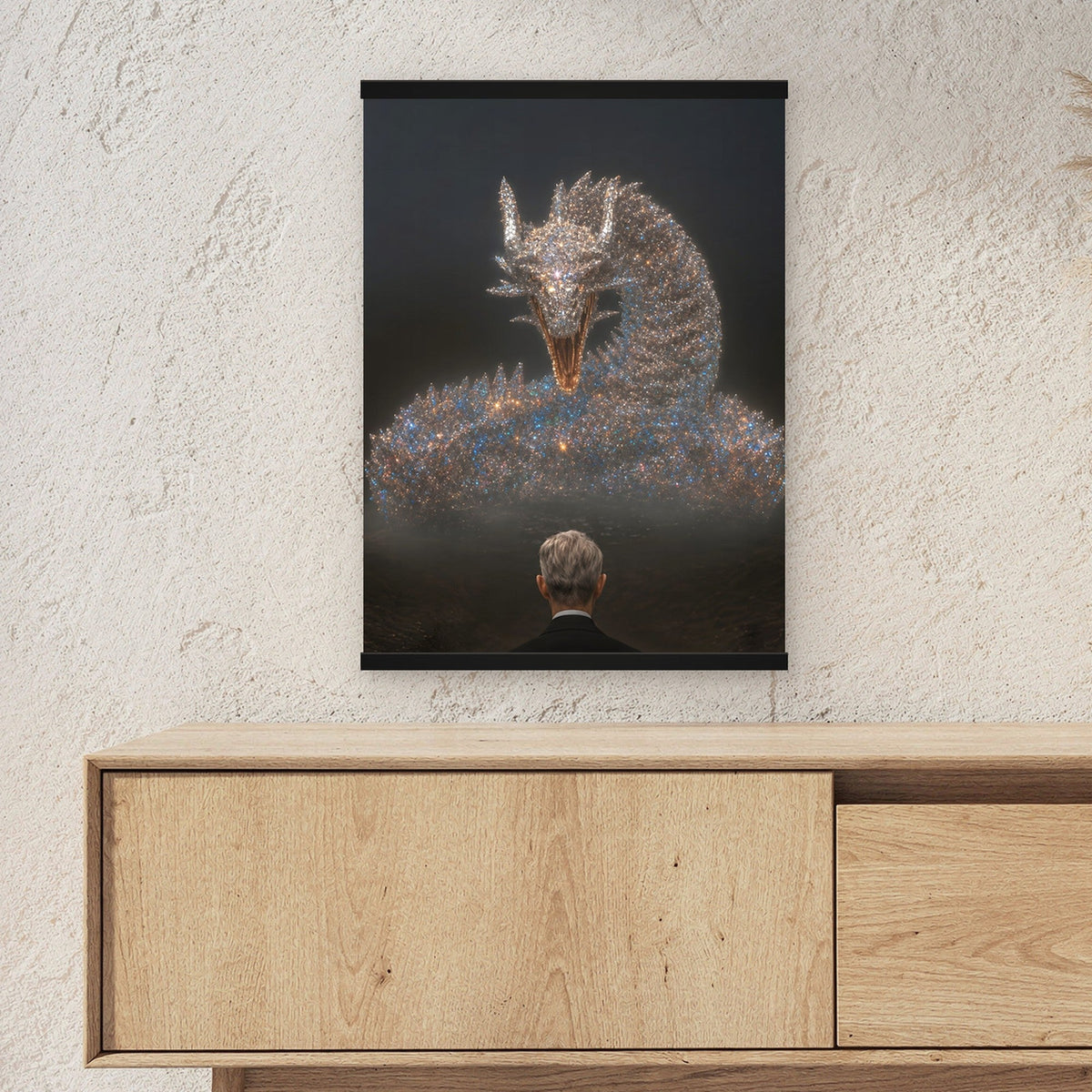 Der Silberdrache als Poster mit schwarzer Holzleiste ueber einem Sideboard, zeigt die Groesse im Raum