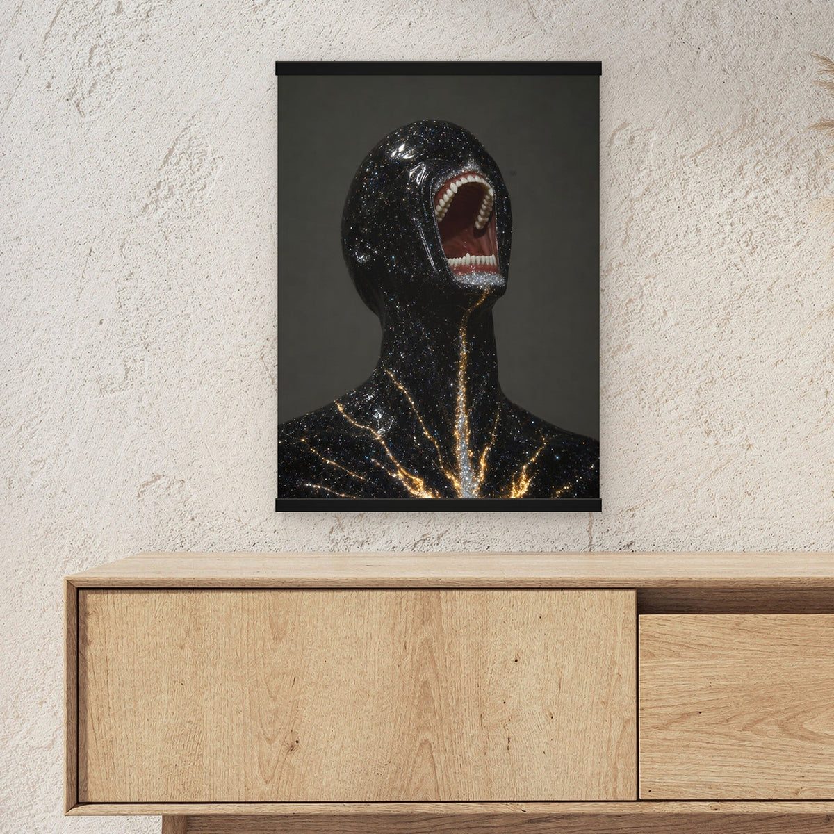 Sternenbruch als Poster mit schwarzer Holzleiste ueber einem Sideboard, zeigt die Groesse im Raum