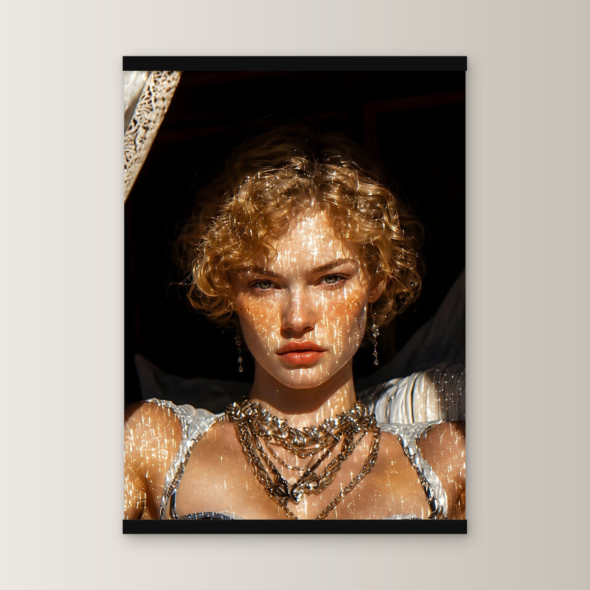 Nachtdiva als Poster mit schwarzer Holzleiste, gerade von vorn an heller Wand