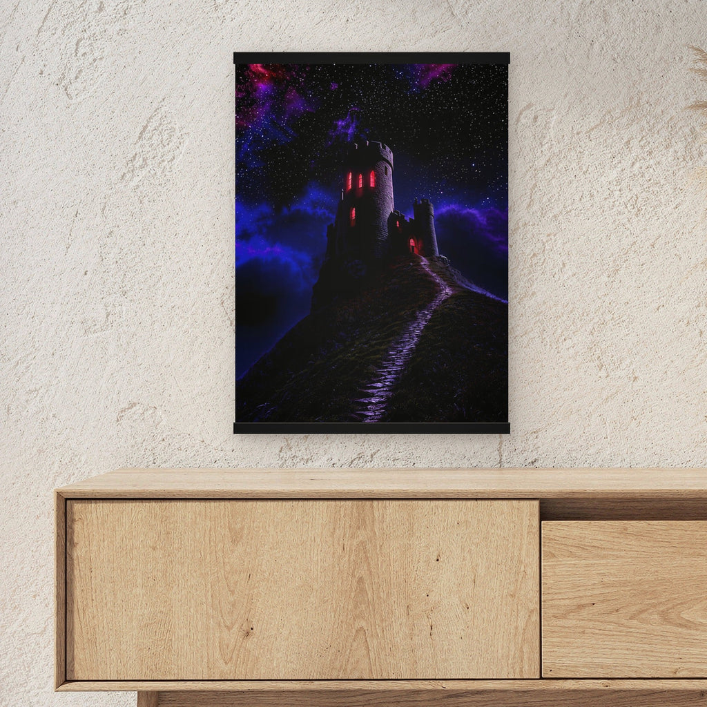 Schattenburg als Poster mit schwarzer Holzleiste ueber einem Sideboard, zeigt die Groesse im Raum