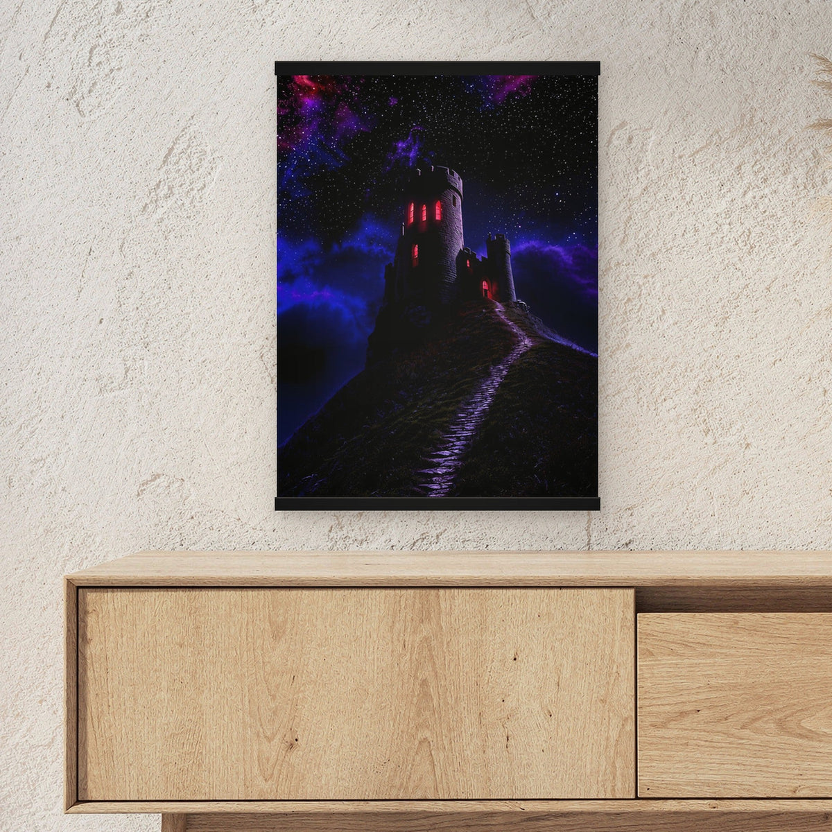Schattenburg als Poster mit schwarzer Holzleiste ueber einem Sideboard, zeigt die Groesse im Raum