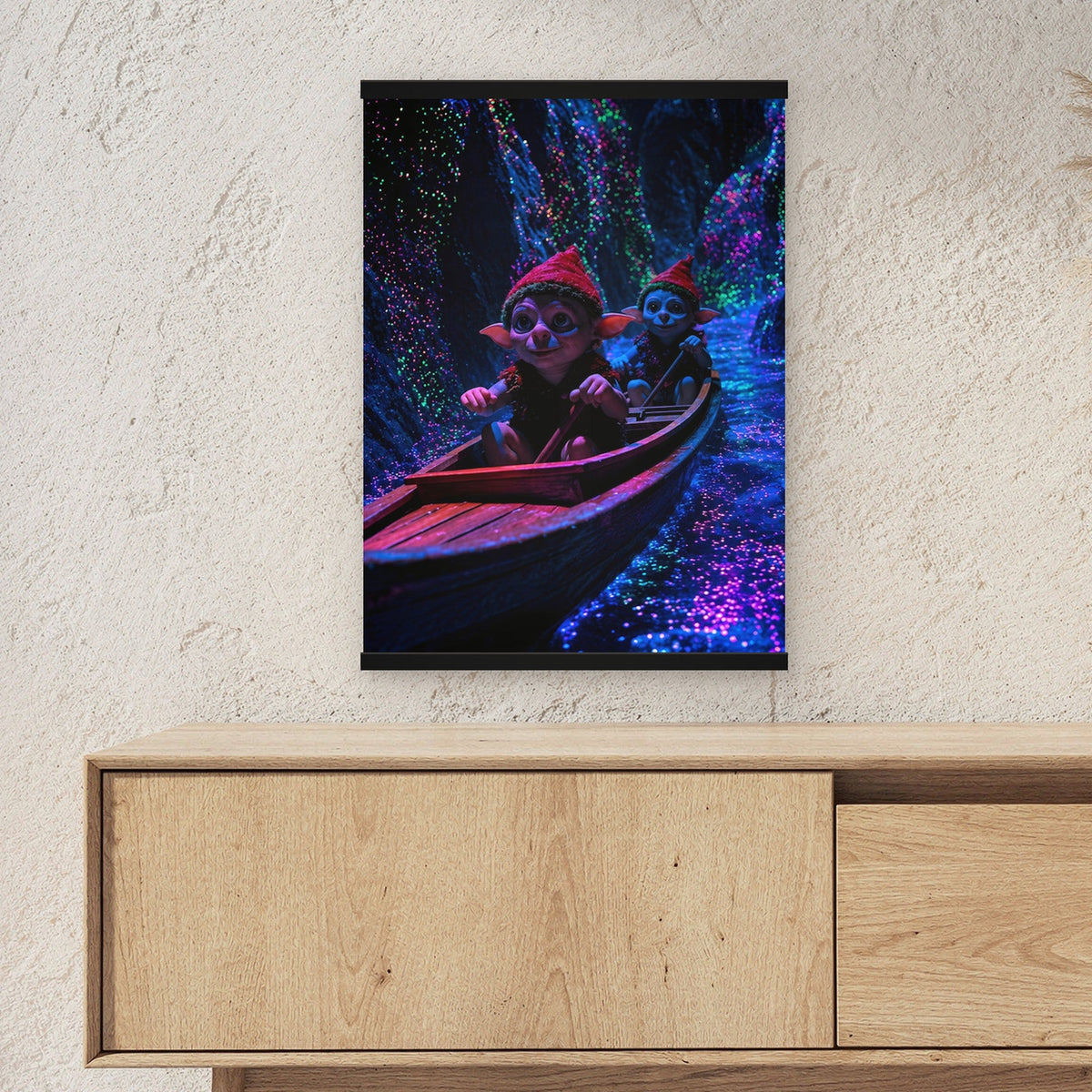 Fahrt ins Licht als Poster mit schwarzer Holzleiste ueber einem Sideboard, zeigt die Groesse im Raum