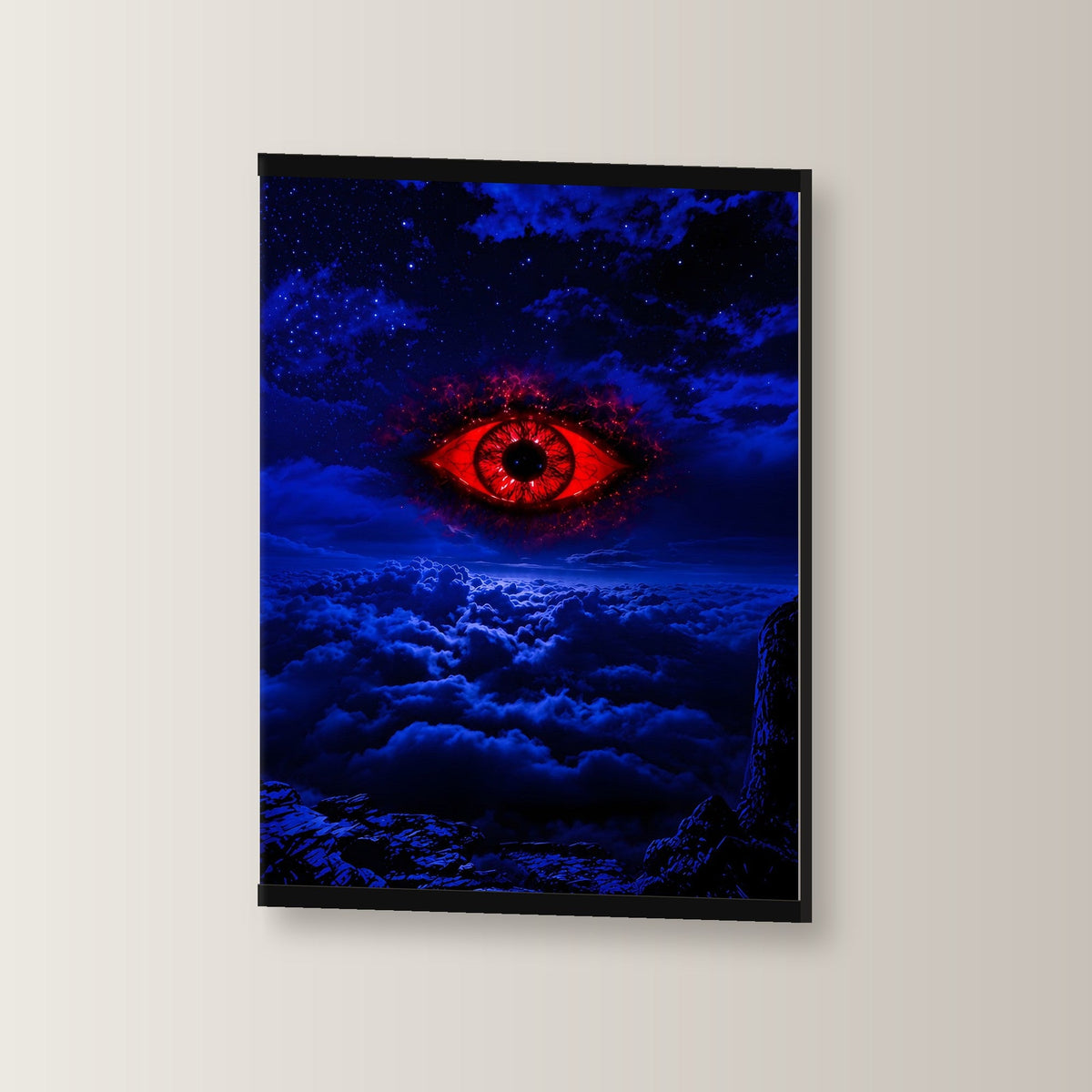 Das Auge im Sturm als Poster mit schwarzer Holzleiste, leicht gedreht an der Wand fotografiert